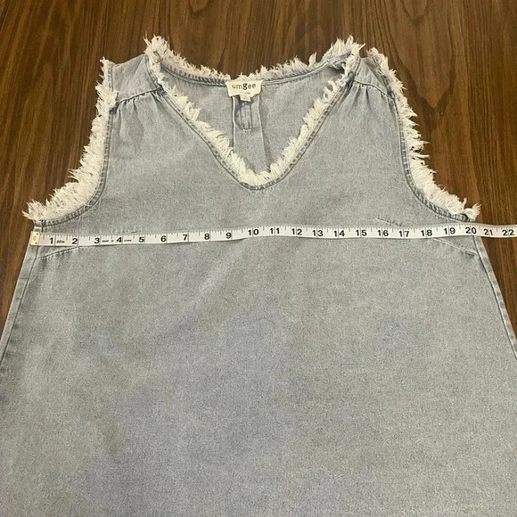 Umgee Denim Light Wash Sleeveless Cut Off V Neck Women’s Blouse size Small - Picture 9 of 11